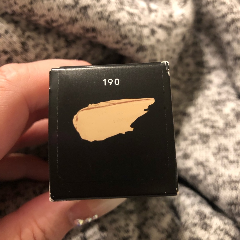 Fenty 190 Pro Filt’r Soft Matte Foundation - Picture 2 of 3